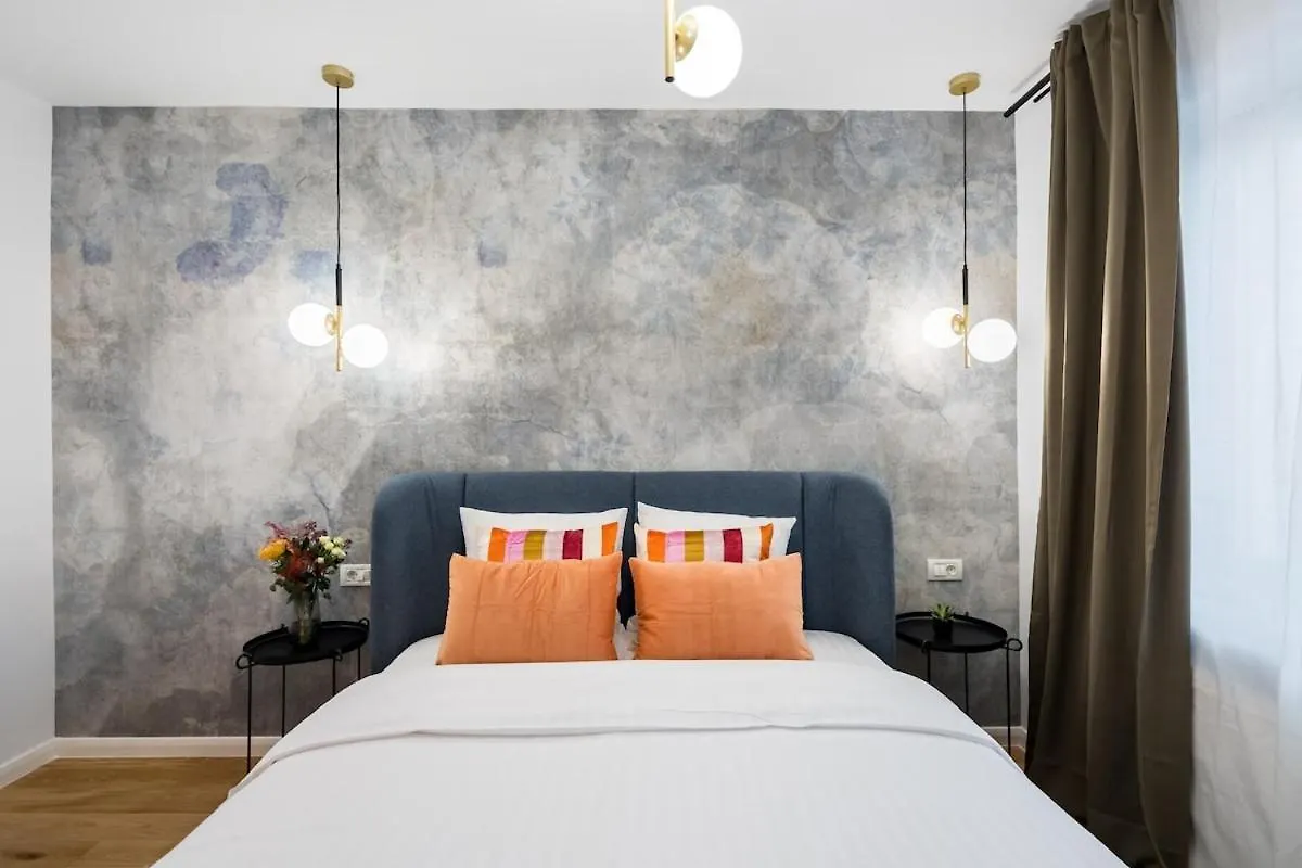 Bright Apartment - Top Location - Charming Balcony Boekarest 0*,  Roemenië