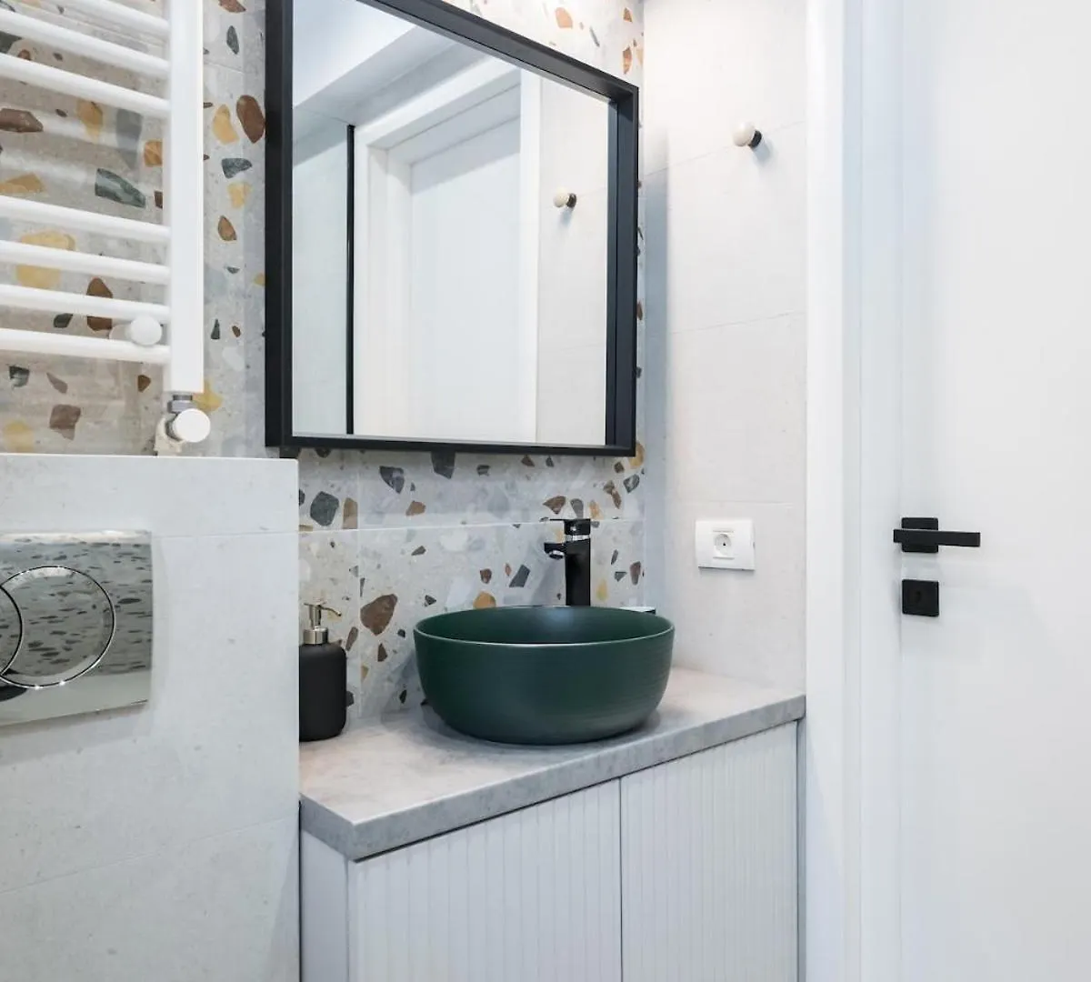 Bright Apartment - Top Location - Charming Balcony Boekarest