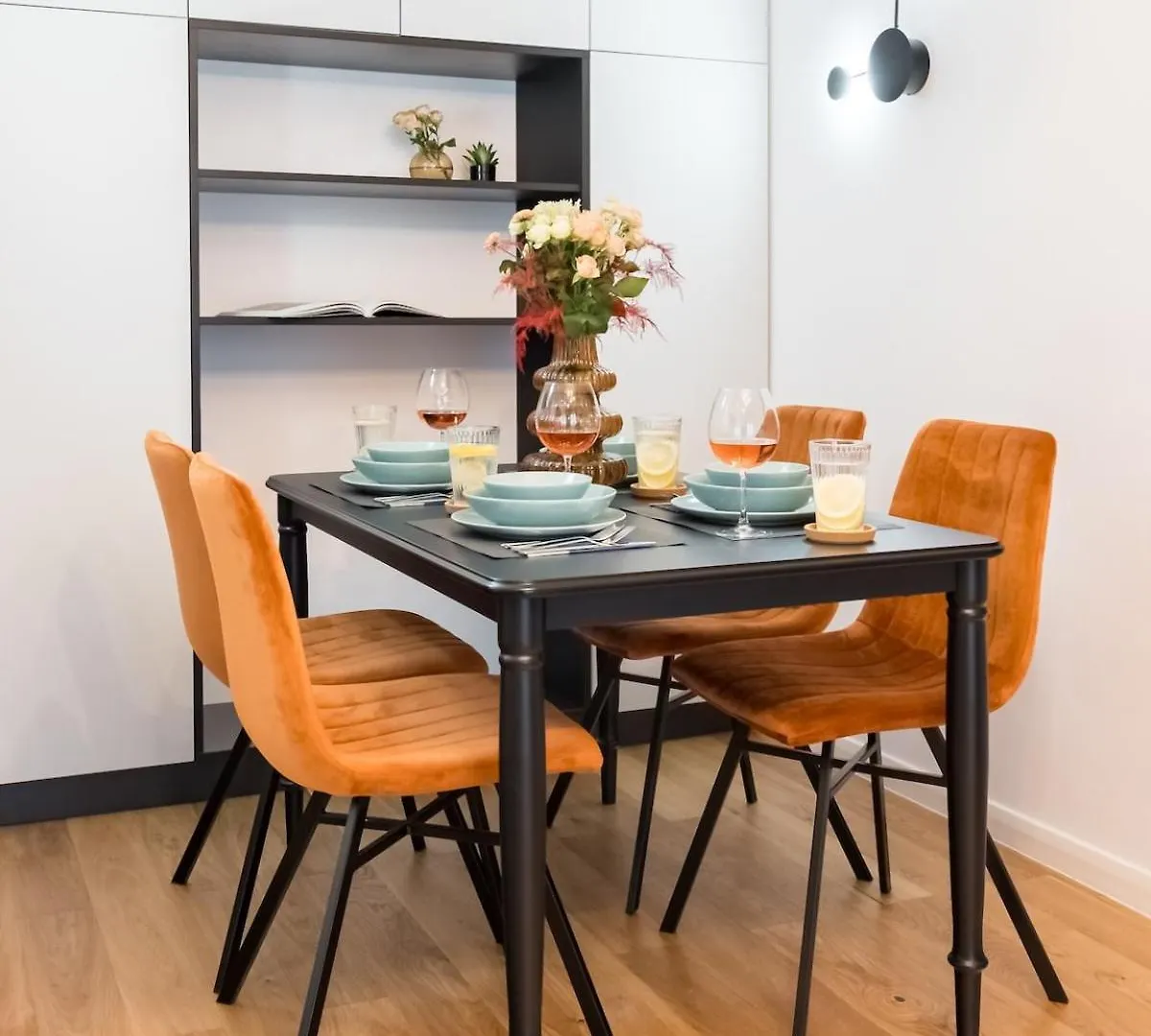 Bright Apartment - Top Location - Charming Balcony Boekarest