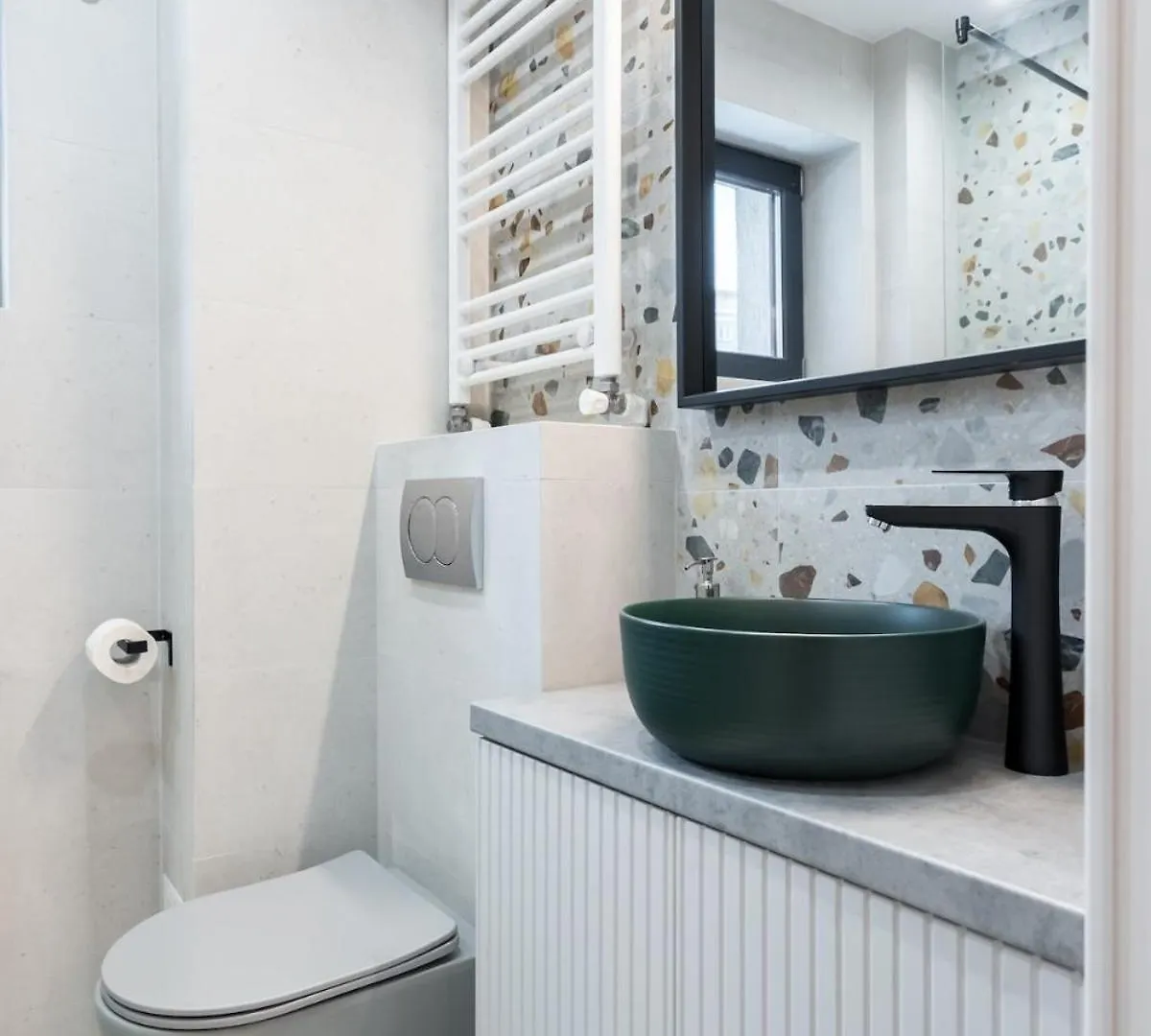 Bright Apartment - Top Location - Charming Balcony Boekarest